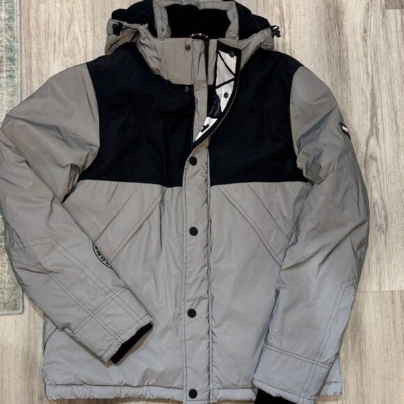 Tommy Hilfiger  Gray SILVER  Puffer Jacket MEN SIZE MEDIUM - Picture 1 of 8
